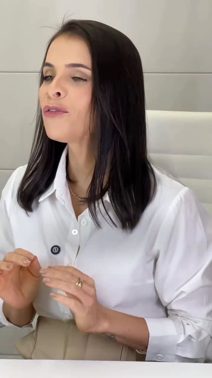 Nayra gravando conteúdo no consultório
